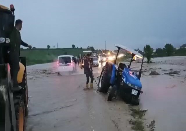 15 dakikalık yağış Vezirköprüde hayatı felç etti