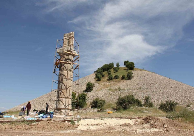 2 bin 43 yıllık ‘tokalaşma sütunu yeniden ayağa kaldırıldı