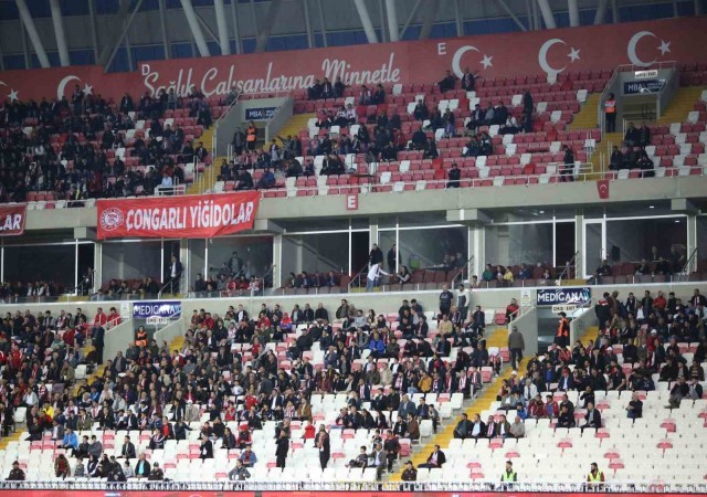 4 Eylül Stadyumunda maça taraftar ilgi göstermedi