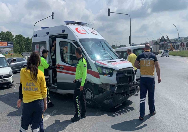 Ambulansla otomobil çarpıştı: 2 ambulans personeli yaralandı