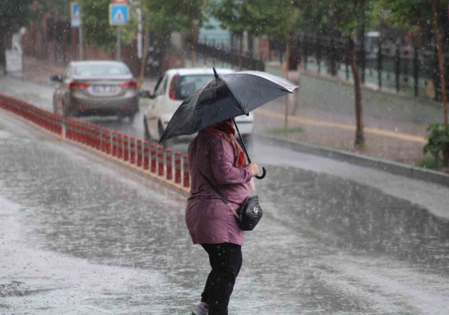 Aniden bastıran yağmura vatandaşlar hazırlıksız yakalandı