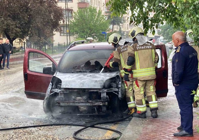 Ankarada korkutan yangın: kontağı çevirdi, araba alev aldı