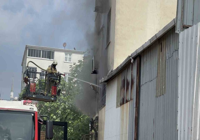 Arnavutköyde lastik deposunda çıkan yangın paniğe neden oldu