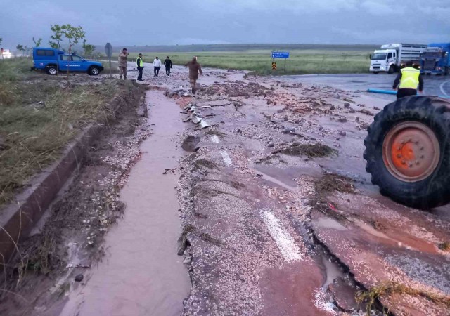 Aşırı yağış nedeniyle kapatılan yol, trafiğe açıldı