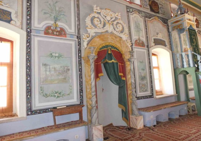 Balıkesirde tarihi resimli cami ilgi odağı oldu