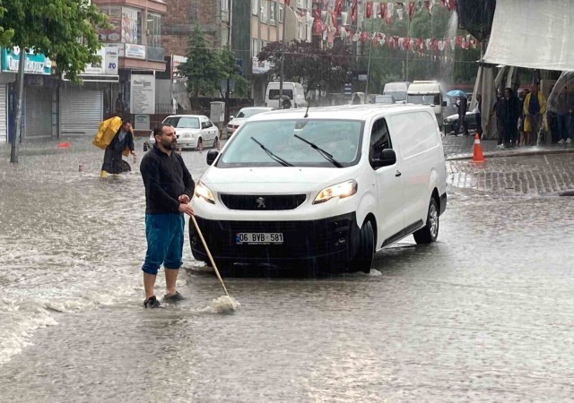 Başkentte sağanak yağış: Yenişehir Pazarı önü sular altında kaldı, vatandaşlar zor anlar yaşadı