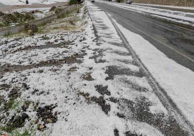 Batmanda dolu yağışı trafiği olumsuz etkiledi