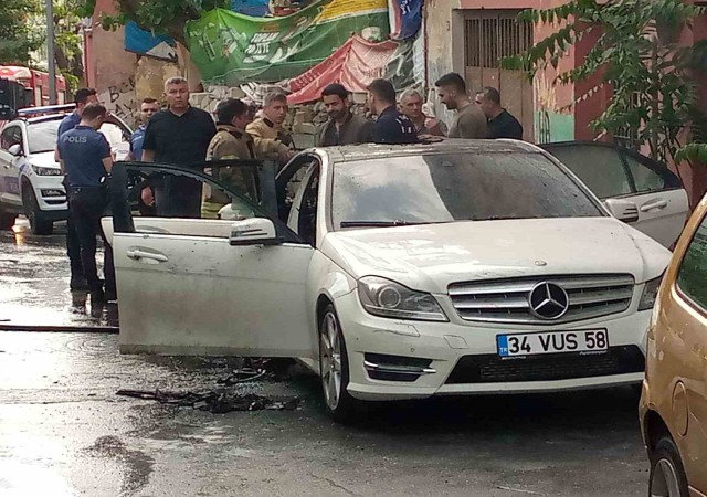 Beyoğlunda park halindeki araç alev alev yandı