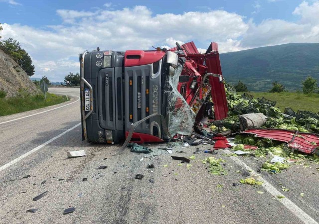 Boluda 2 tır çarpıştı, biri devrildi: 1 yaralı