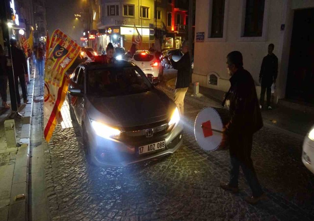 Çanakkalede taraftarlardan davul zurnalı kutlama