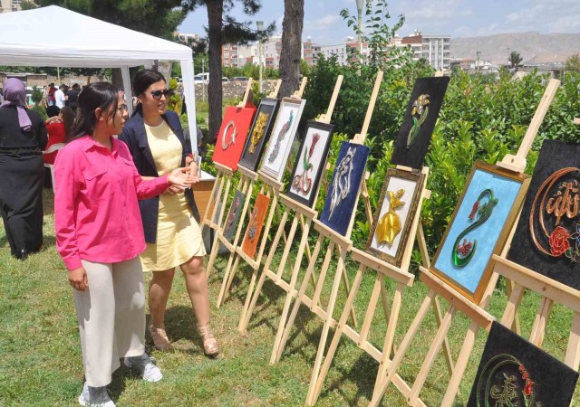 Cizreli kadınlar el emeklerini sergiledi