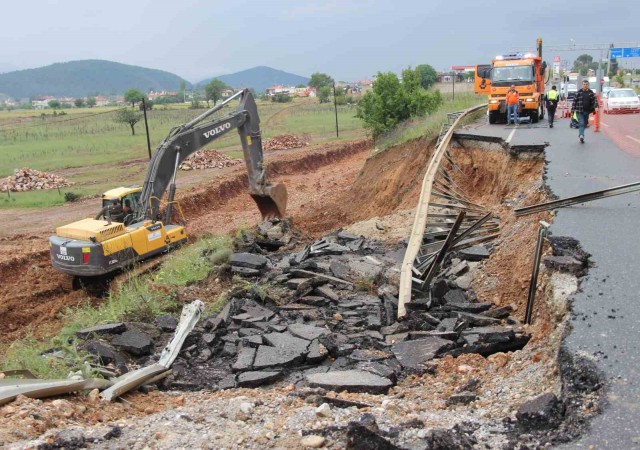 Çöken karayolunda çalışma başlatıldı