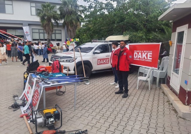 Depremzedeler için açılan panayırda DAKEde yer aldı