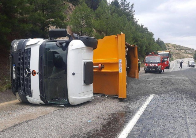 Devrilen kamyondan dökülen mıcır ulaşımı aksattı