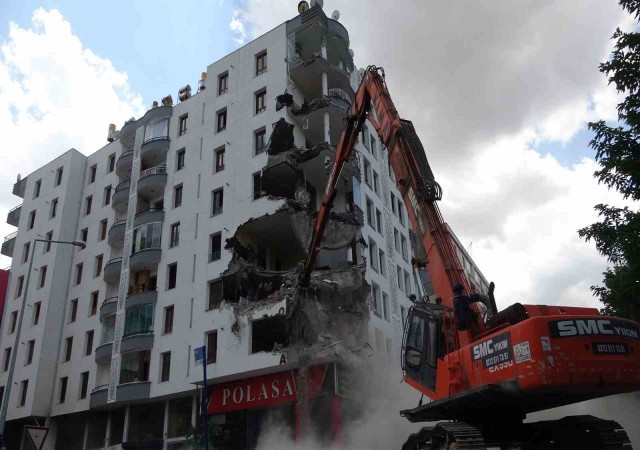 Diyarbakırda depremde 6-7 kolonu patlayan binanın yıkımına başlandı