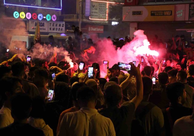 Diyarbakırlılar Galatasarayın şampiyonluğunu meşalelerle kutladı