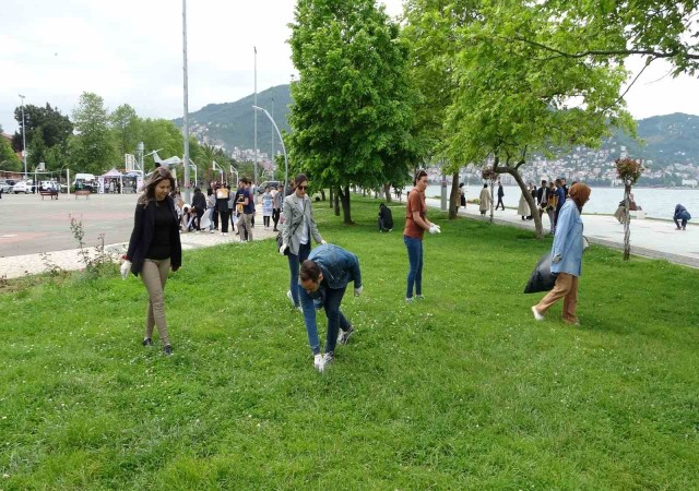 Dünya Tütünsüz Gününde sahilde izmarit topladılar