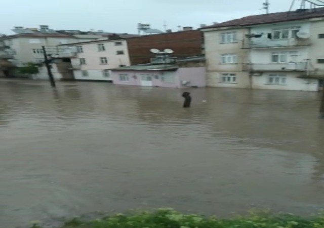 Elazığda sağanak, binalar su altında kaldı