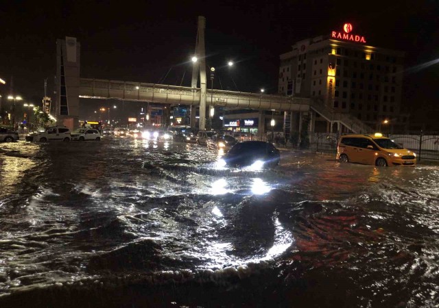 Elazığda sağanak yağışta yolda kalan araçları itfaiye kurtardı