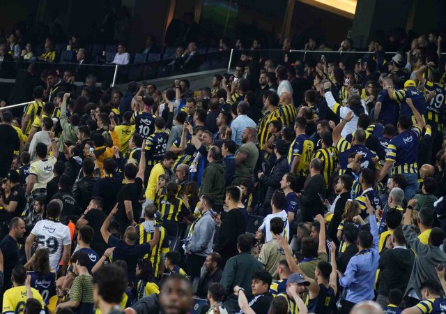 Fenerbahçe tribünlerinde yönetim istifa sesleri