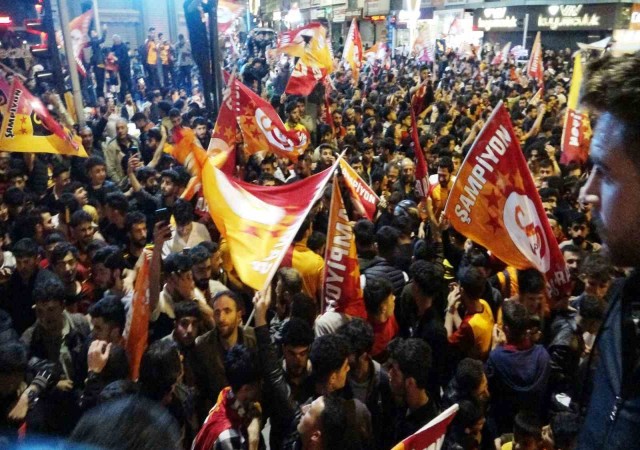 Galatasaraylı taraftarlar kutlama için Vanda sokağa döküldü