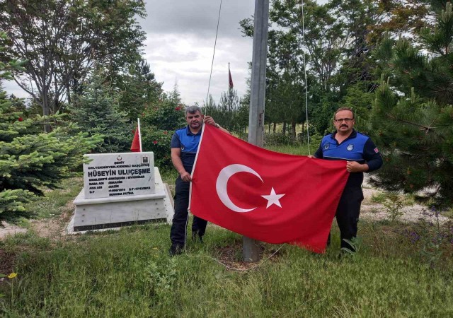 Günyüzünde şehit mezarlarının Türk bayrakları zabıtalara emanet