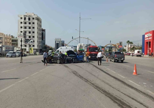 Hatayda freni patlayan kamyon zincirleme kazaya neden oldu: 13 yaralı