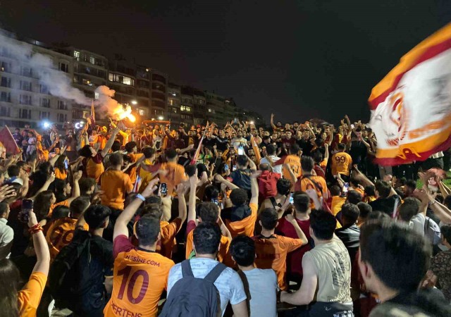 İzmirde Galatasarayın şampiyonluğu coşkuyla kutlandı