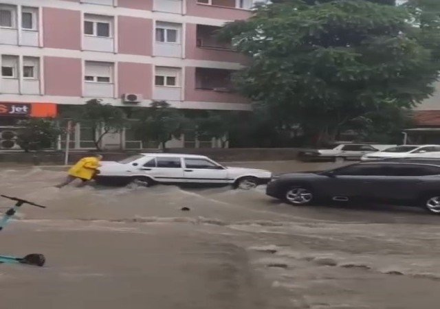 İzmiri yine sağanak vurdu, manzara değişmedi