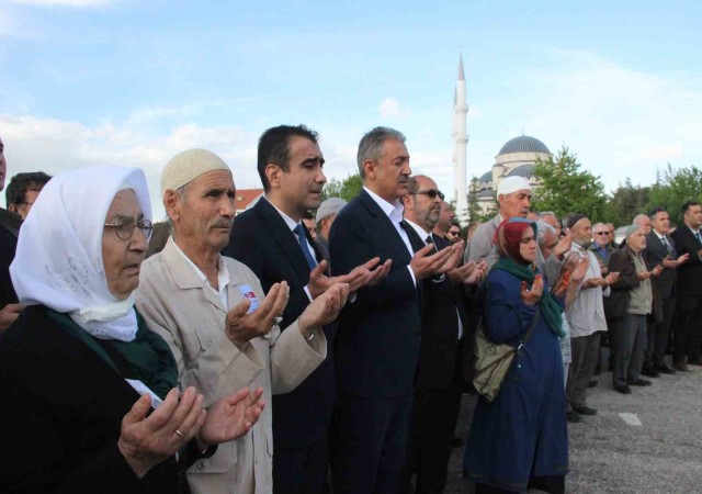 Karamanda ilk hacı kafilesi dualarla kutsal topraklara uğurlandı