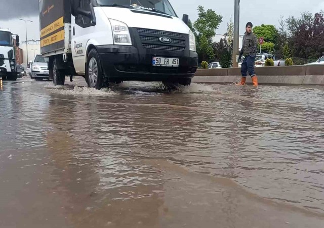 Kırıkkalede aniden bastıran yağışta caddeler göle döndü