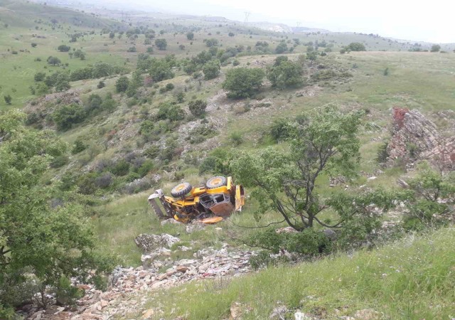 Kontrolden çıkan iş makinesi uçuruma devrildi