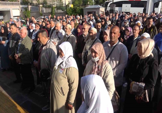 Kutsal yolculuk başladı: Kırıkkaleden ilk hac kafilesi yola çıktı