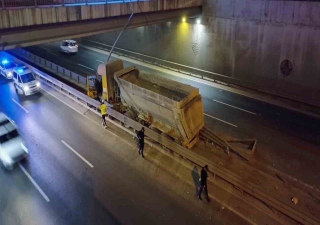 Lastiği patlayan kamyon, tünel girişinde refüje çıktı