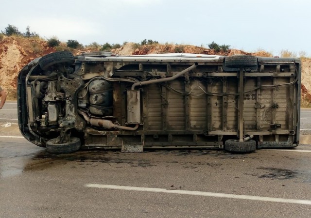 Mersinde minibüs devrildi: 7 yaralı