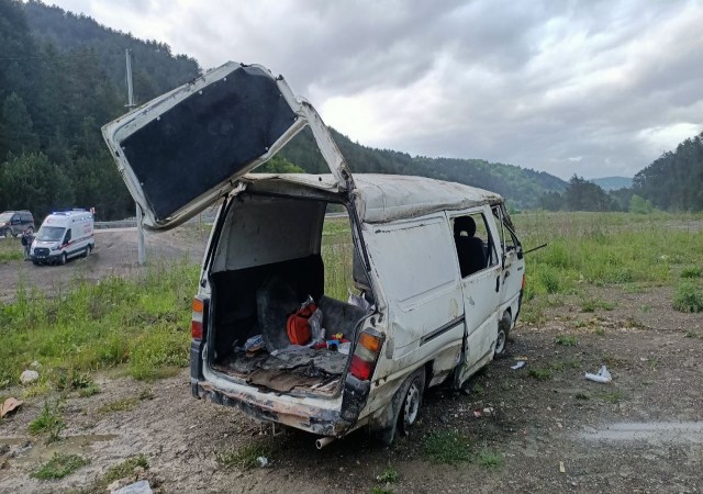 Minibüs kontrolden çıktı, defalarca takla attı: 2 yaralı