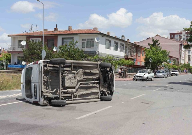 Otomobille çarpışan ticari araç yan yattı: 2 yaralı