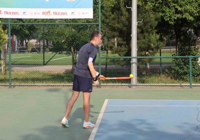 Raketi alan Batmanlılar tenis turnuvasında kapıştı