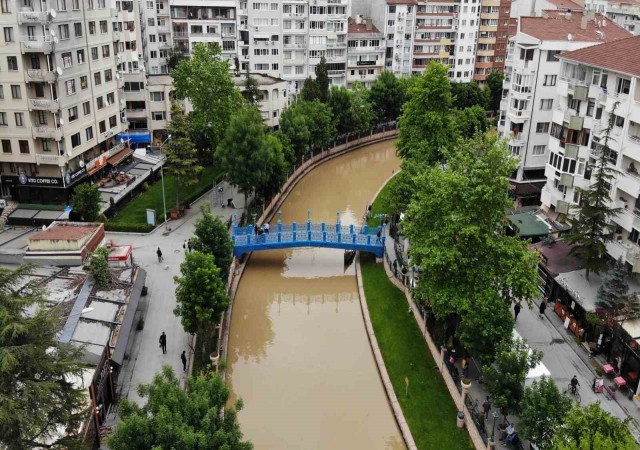 Sağanaklar Porsuk Çayını kahverengiye boyadı