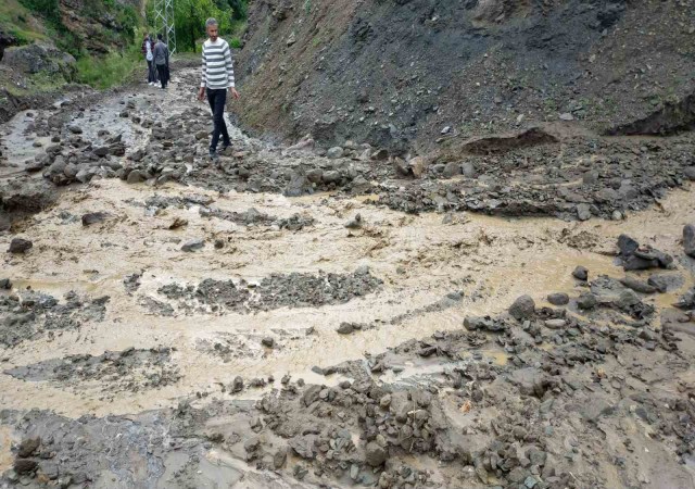 Sasonda selden kapanan köy yolları ulaşıma açıldı