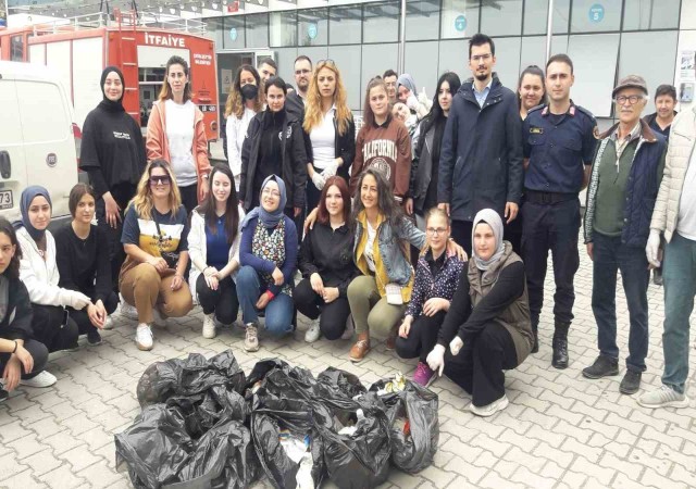 Sigaranın çevreye verdiği zararla dikkat çekmek için izmarit topladılar