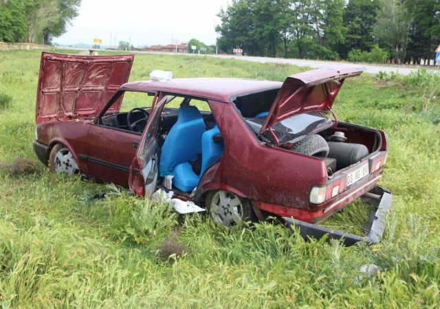 Taklalar atarak tarım arazisine giren otomobilin sürücüsü yaralandı