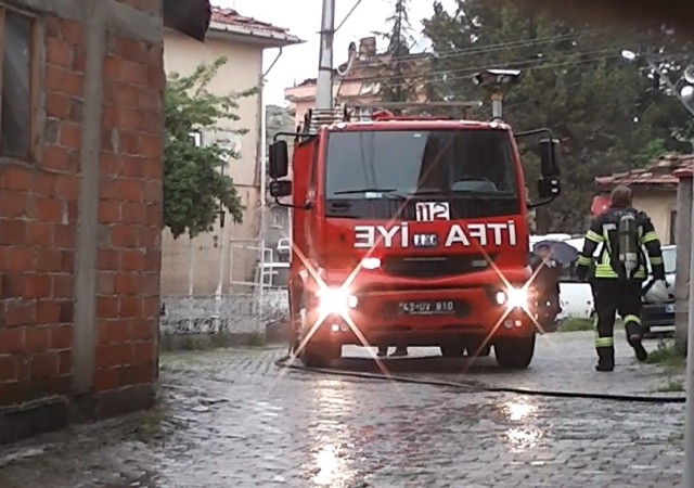 Tavşanlıda yıldırım düşen evin çatısında yangın çıktı