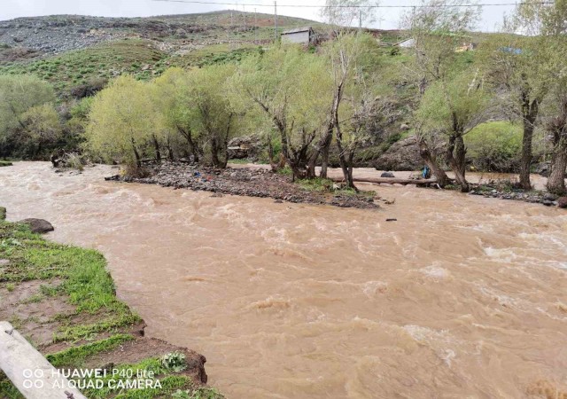 Tekmanda sağanak yağış derelerin taşmasına neden oldu