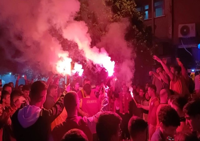 Türkelide Galatasaray taraftarları şampiyonluğu kutladı