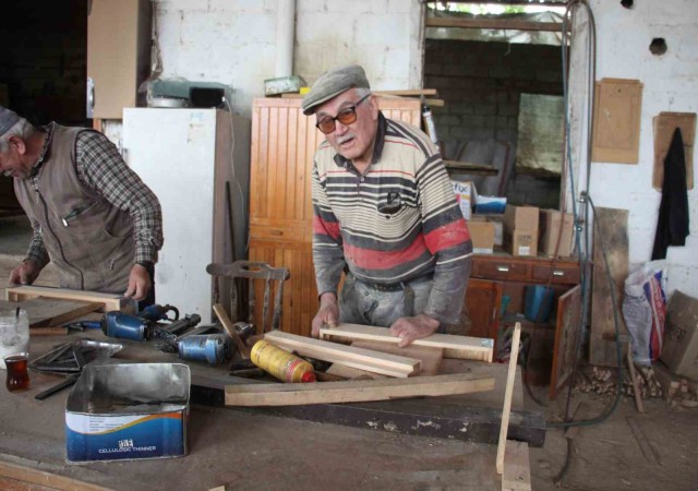 Uğruna parmaklarını kaybettiği mesleğini bırakamıyor