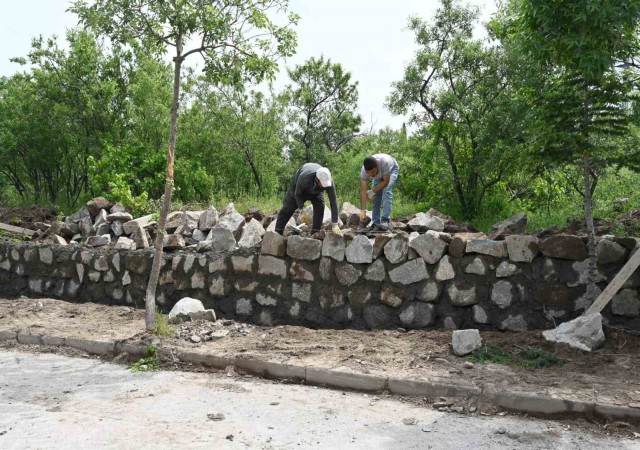 Yenice Mezarlığının tehlike oluşturan duvarı yenileniyor