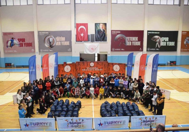 123 öğrenciye spor malzemesi hediye edildi