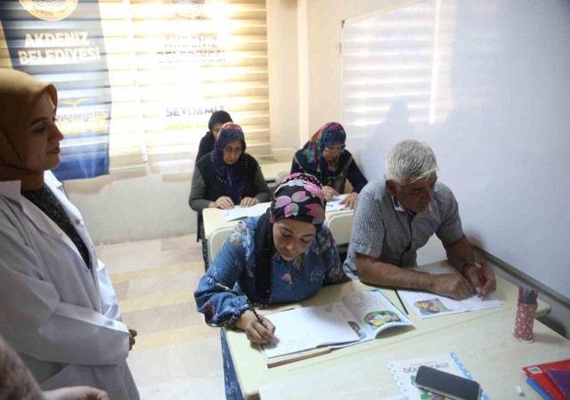 3 çocuklu çift, ehliyet almak için 4 ayda okuma yazma öğrendi