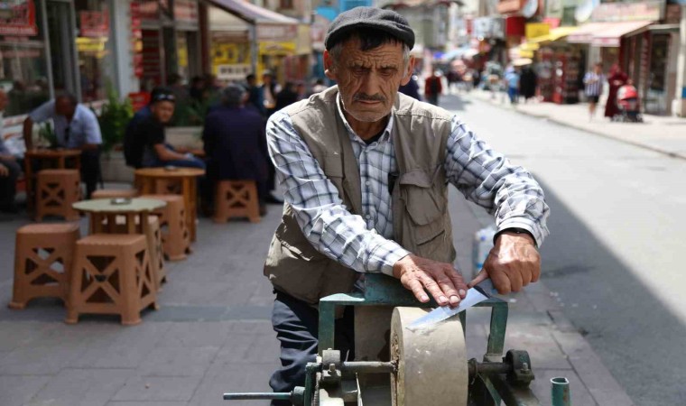 35 yıldır tezgahı ile sokak sokak gezip, bıçak bileyerek ekmek parasını kazanıyor